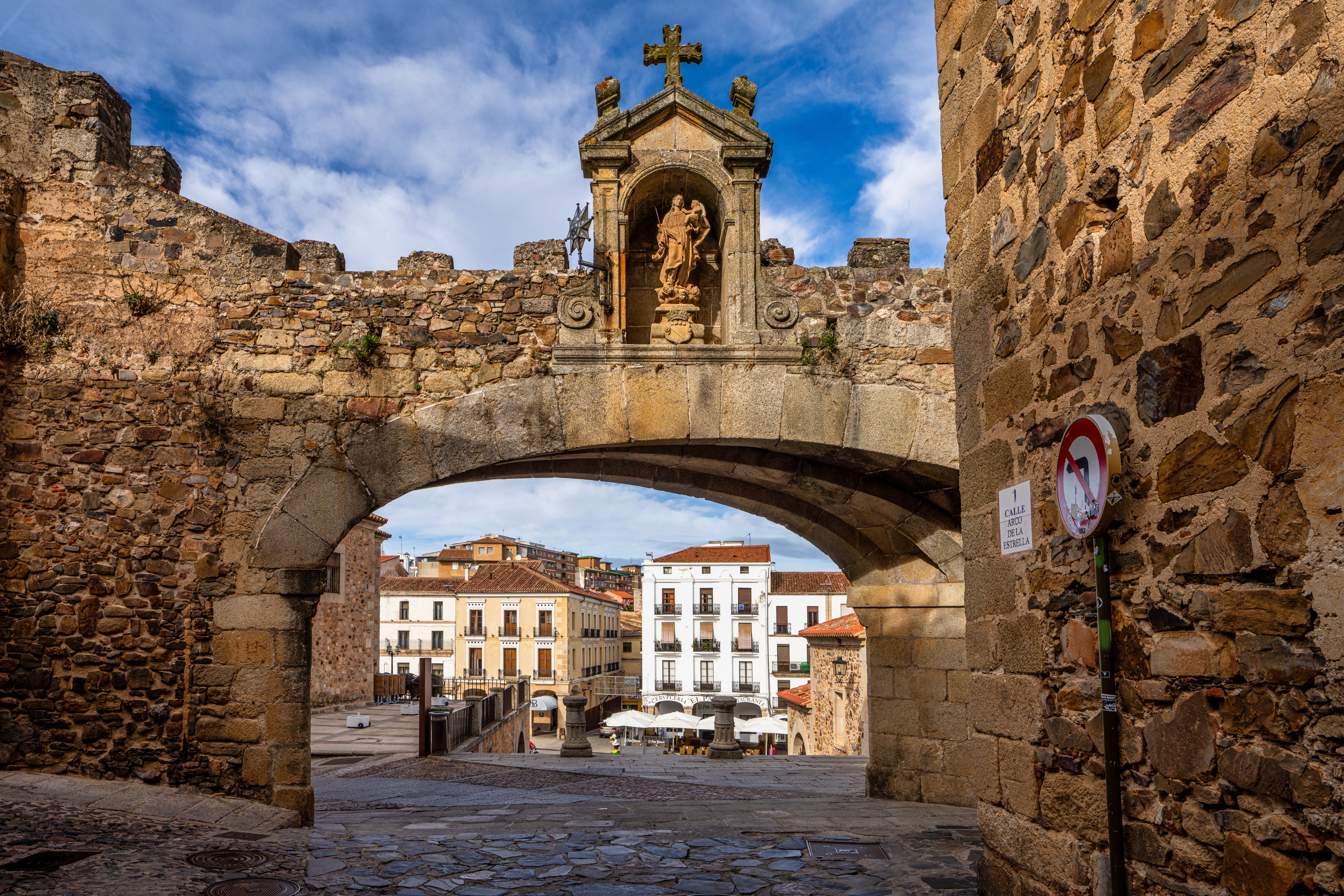 Arco de la Estrella en la Plaza Mayor de Cáceres, España